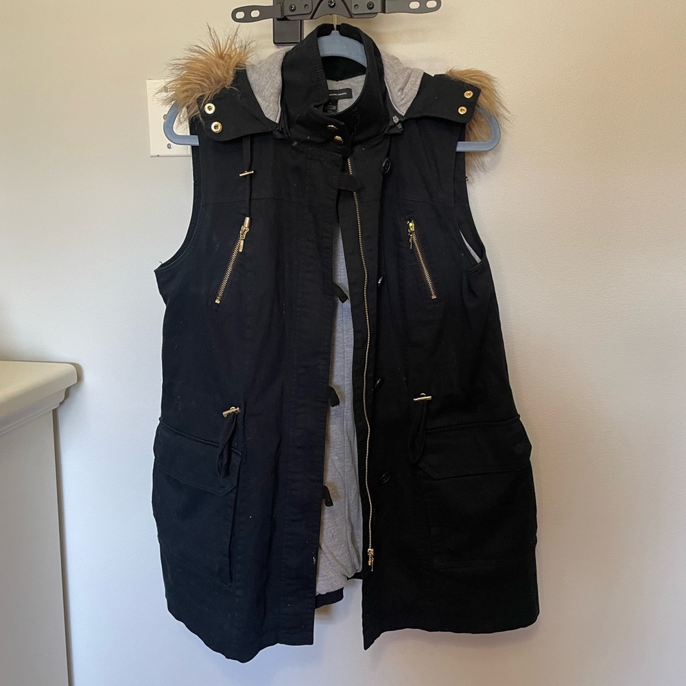 Macy’s INC Black Vest- size Large